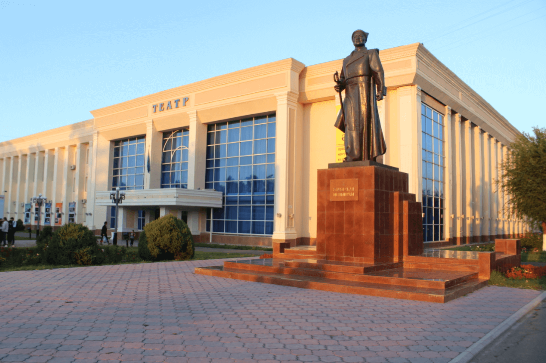 С полувековым юбилеем театр Тараза поздравил ведущий театральный режиссер Казахстана