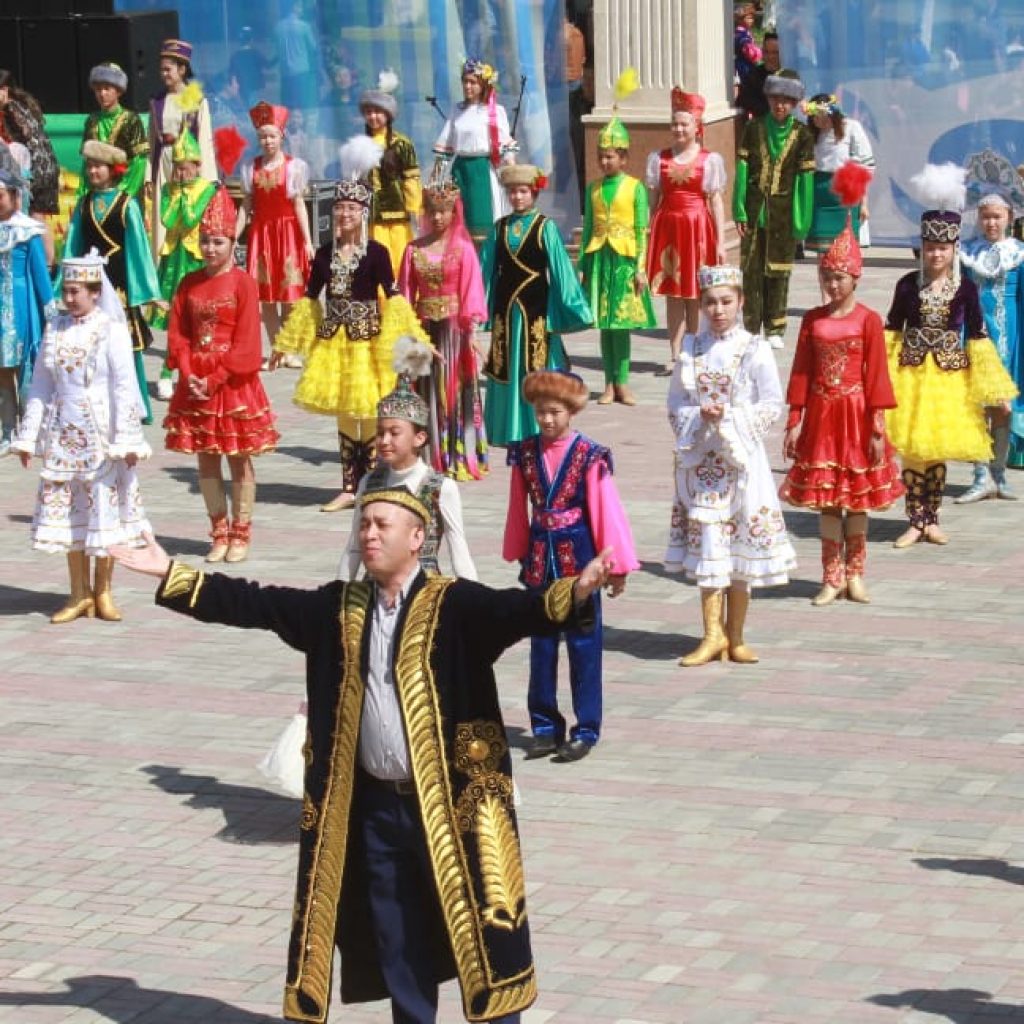 День тараза. Тараз население. 1 Мая в Казахстане. Люди в Таразе. Население Тараза.