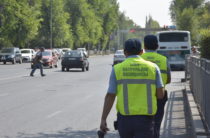В Таразе полицейские наказывают пешеходов-нарушителей