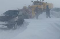 Жамбылские спасатели вызволили из снежных сугробов на трассах 140 человек
