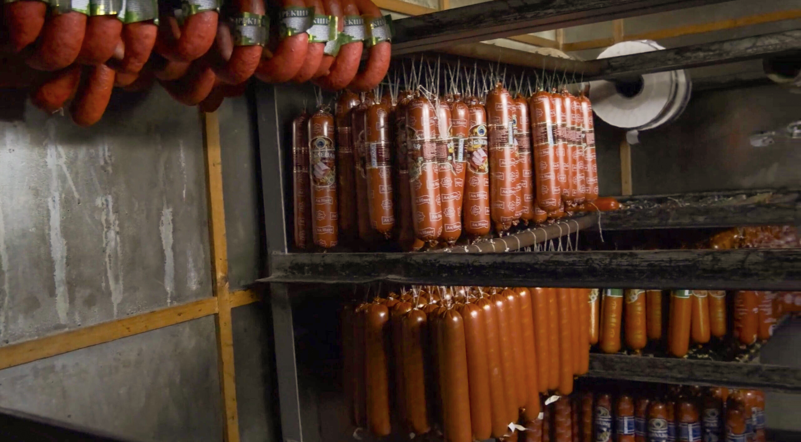 Производственный процесс: в каких условиях готовится колбаса в Жамбылской области (видео)