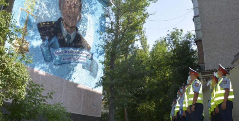 Мурал в честь Халық Қаһарманы Газиза Байтасова появился в Таразе