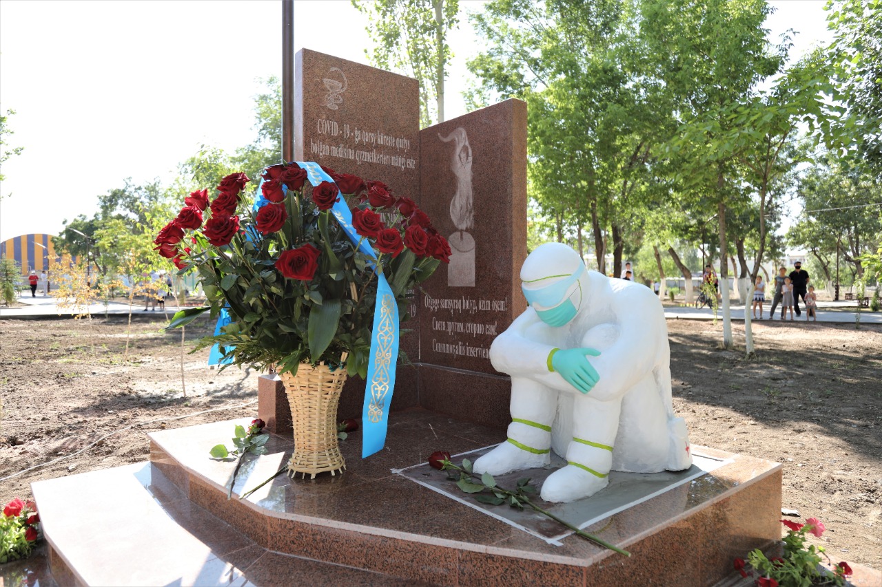 Память медицинских работников, погибших в борьбе с COVID-19, почтили в Таразе