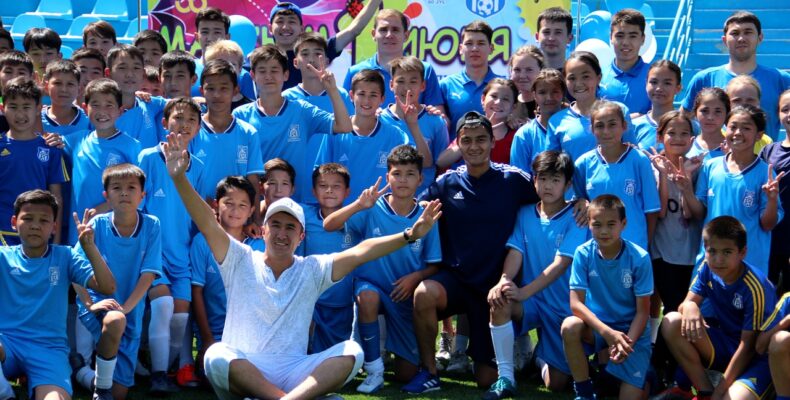 Международный День защиты детей: в команде с мастерами футбола играли жамбылские мальчишки и девчонки