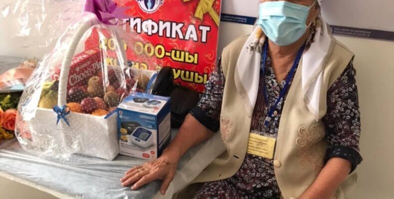 83-летняя Орынша Елшибаева стала 200-тысячной вакцинировавшейся жительницей Жамбылской области