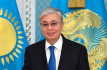 Касым-Жомарт Токаев поздравил казахстанцев с Днем Конституции