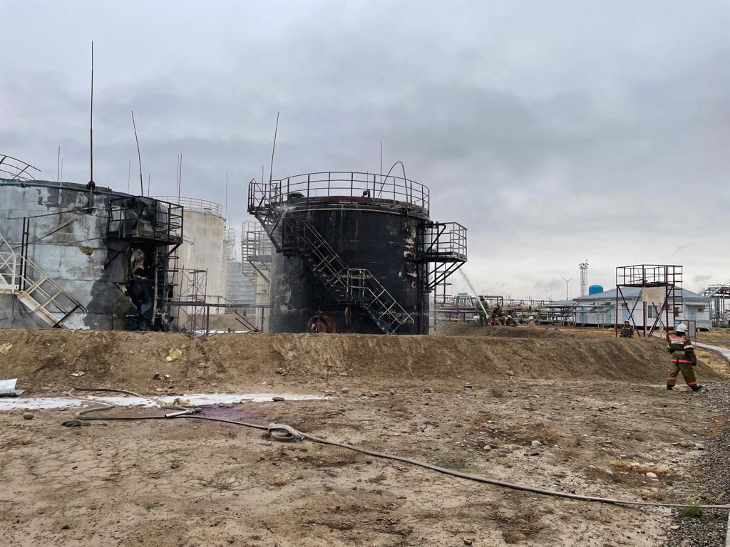 Пожар нефтяных резервуаров в Жамбылской области полностью потушен