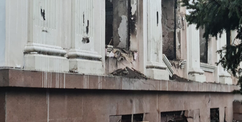 Как в Таразе восстанавливают полностью сгоревшее здание партии «Nur Otan» — фоторепортаж