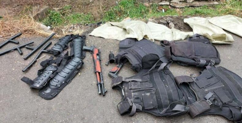 В канаве нашли упаковку огнестрельного оружия полицейские Тараза