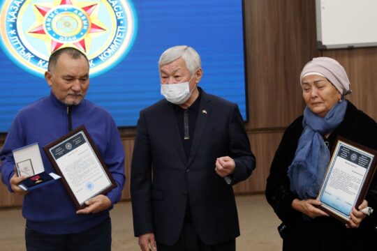 Родителям погибшего в Таразе Дастана Адильбая вручили орден «Айбын» ІІ степени