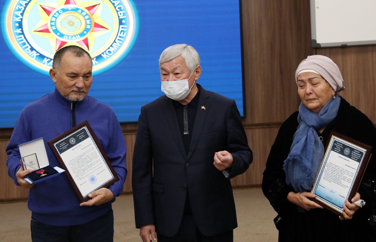 Родителям погибшего в Таразе Дастана Адильбая вручили орден «Айбын» ІІ степени