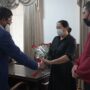 Вдове погибшего от взрывов боеприпасов спасателя Меиржана Айманова вручили ключи от квартиры
