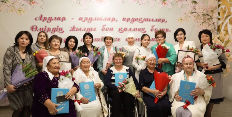 Бердибек Сапарбаев наградил женщин, внесших значительный вклад в развитие региона