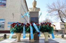 В Таразе открылся памятник великому полководцу Бауыржану Момышулы