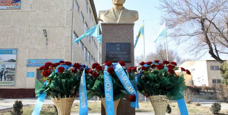В Таразе открылся памятник великому полководцу Бауыржану Момышулы