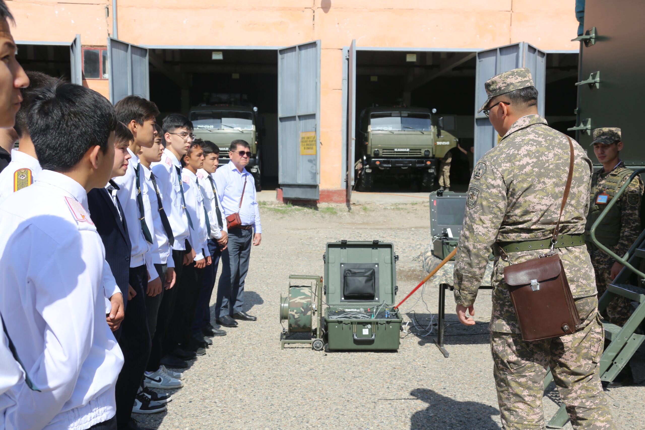 С работой военных связистов познакомились школьники Тараза в РгК «Юг»