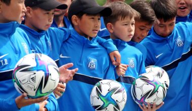100 футбольных мячей подарили в ФК «Тараз» детям