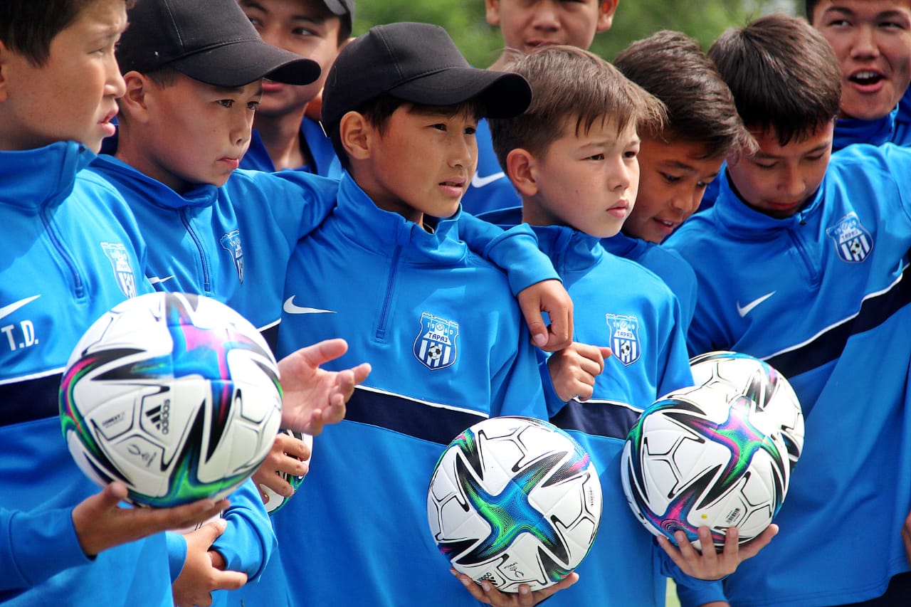 100 футбольных мячей подарили в ФК «Тараз» детям