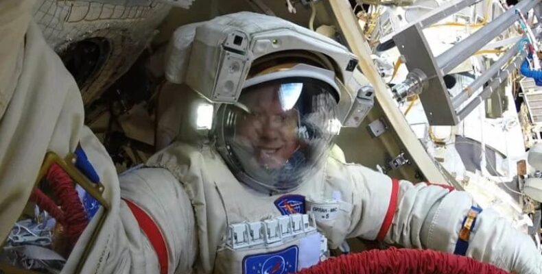 Озеро Балхаш из космоса показал космонавт Олег Артемьев