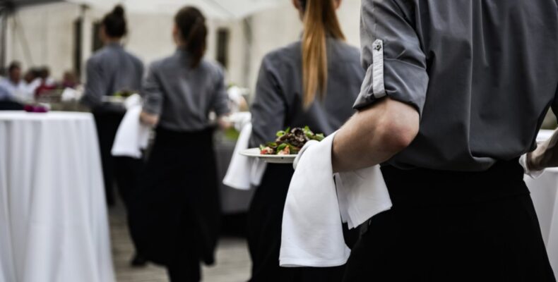 Несовершеннолетние работали официантами в ночное время в Таразе
