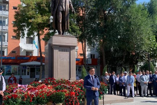 Памятник Динмухамеду Кунаеву открыли в Таразе