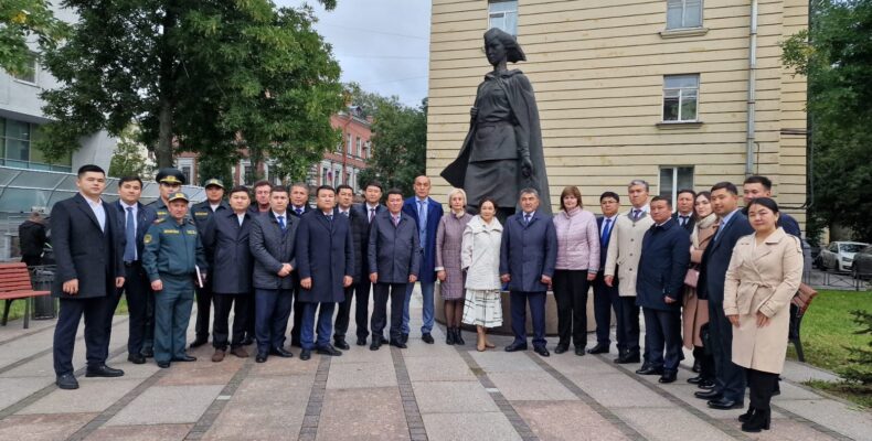 Жамбылская делегация в Санкт-Петербурге почтила память Жамбыла Жабаева и Алии Молдагуловой