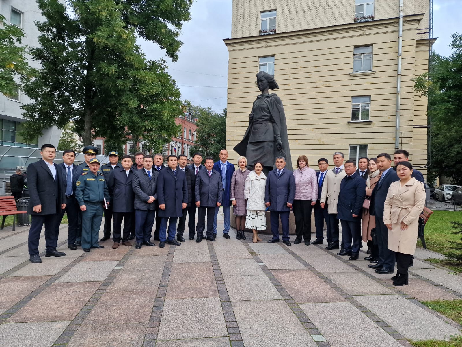 Жамбылская делегация в Санкт-Петербурге почтила память Жамбыла Жабаева и Алии Молдагуловой