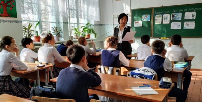 Школьный учитель — О важности казахского языка