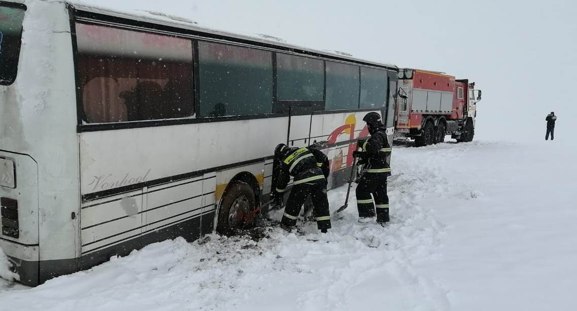 Жамбылские спасатели вызволили застрявший в снегу пассажирский автобус