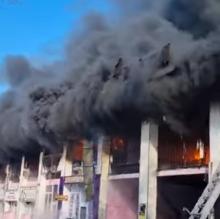 Электротравму при пожаре на рынке «Аксай» в Таразе получил 25-летний парень
