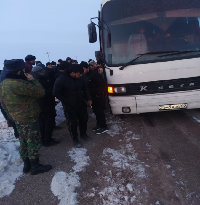 Иностранных граждан спасли на заснеженной трассе в Жамбылской области