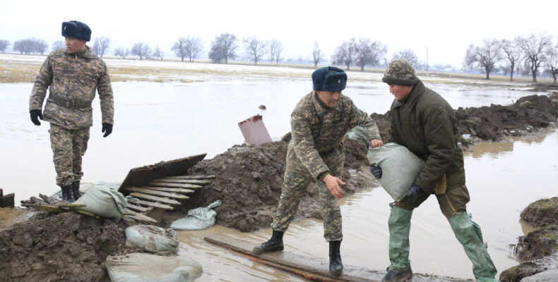 Военнослужащие Жамбылской области помогли предотвратить затопление сел