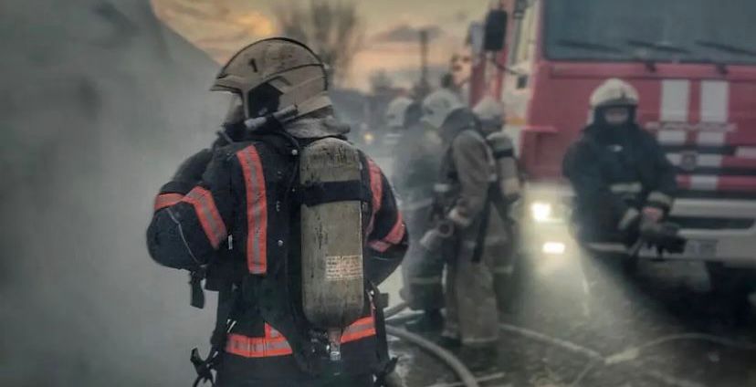 33 спасателя погасили загоревшийся 20-тонный газовоз на трассе в Жамбылской области