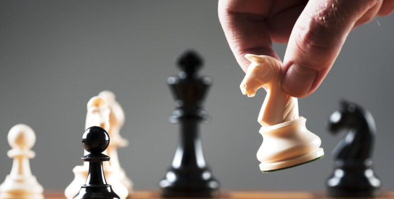 За звание чемпиона мира по шахматам борются мировые игроки в Астане