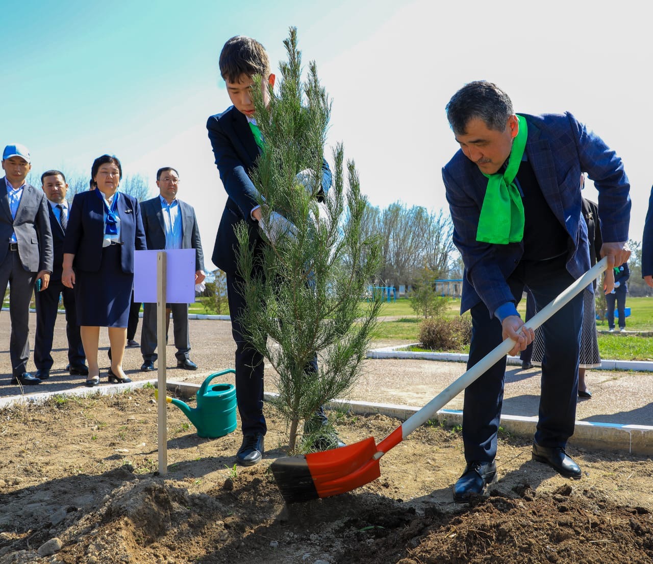Аким области посадил деревья с учениками школы Рыскуловского района