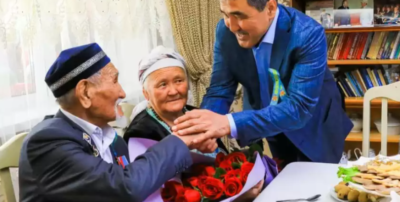 Ветеранов ВОВ поздравляют в Жамбылской области