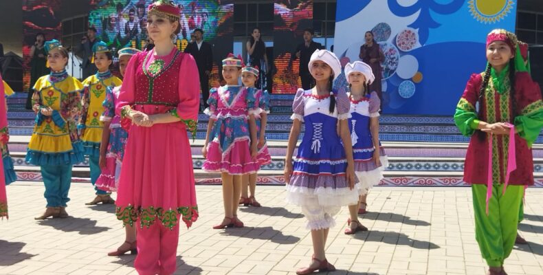 «Стол дружбы» накрыли в Таразе в День единства народа Казахстана