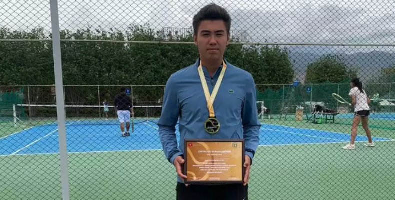 Теннисист Данир Калдыбеков выиграл международный юниорский турнир