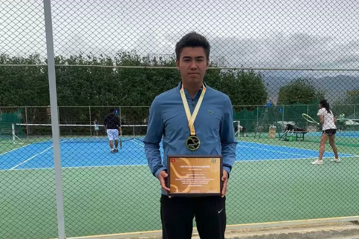 Теннисист Данир Калдыбеков выиграл международный юниорский турнир