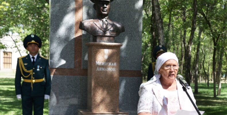 Памятник погибшему при ЧС в Байзакском районе Халық қаһарманы Мейржану Айманову установили в Таразе