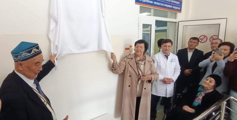 Мемориальную доску памяти жамбылского хирурга Абдыжаппара Алхайдарова установили в Таразе