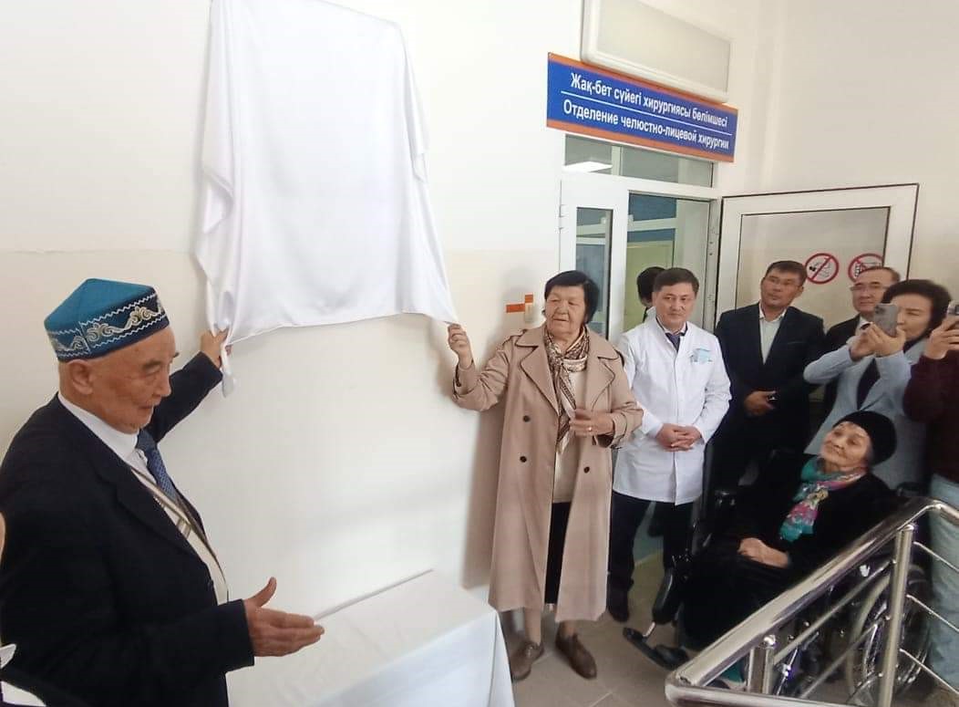 Мемориальную доску памяти жамбылского хирурга Абдыжаппара Алхайдарова установили в Таразе