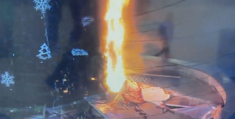 В очередной раз Новогоднюю ёлку подожгли в Таразе