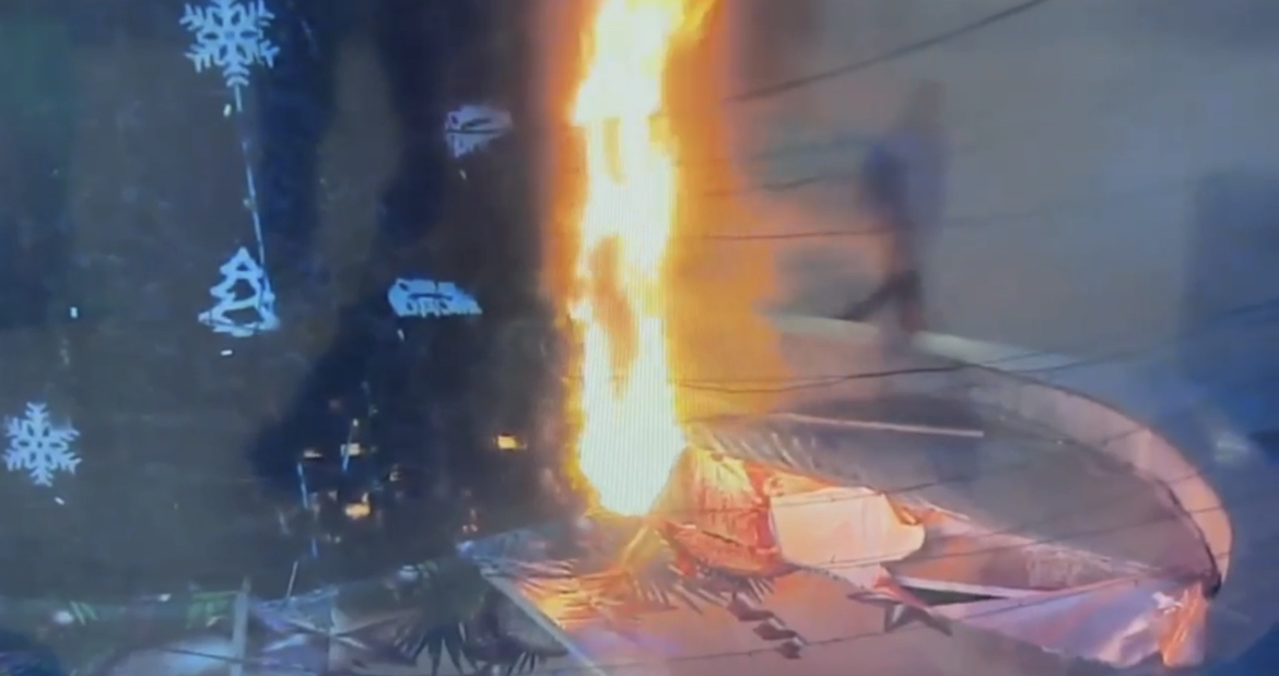 В очередной раз Новогоднюю ёлку подожгли в Таразе