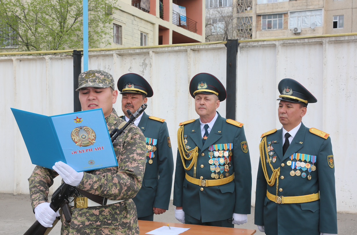 Военную присягу приняли курсанты Военно-технической школы в Таразе