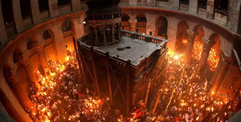 Пасхальный огонь сошел в храме Иерусалима – христиане празднуют Пасху
