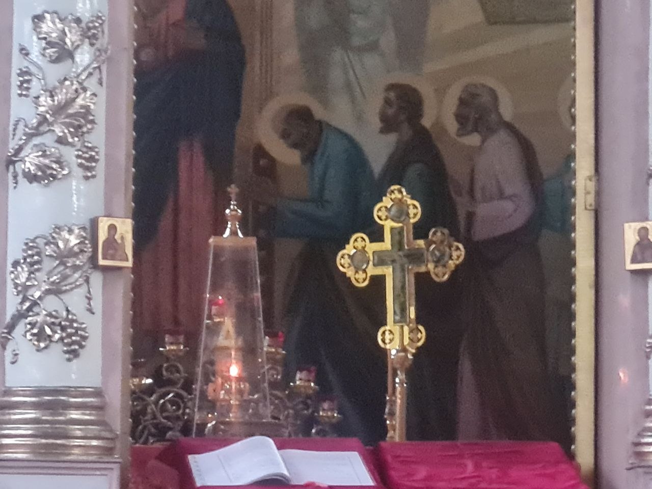 В храмах Тараза горит Благодатный огонь из Иерусалима